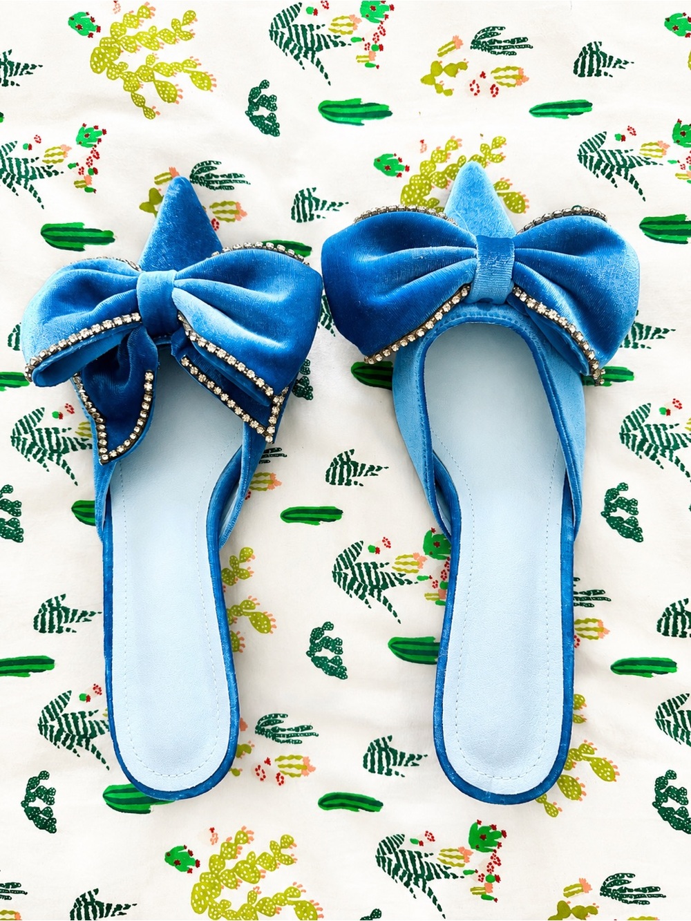 Blue Velvet Rhinestone Crystal Bow Pointed Toe Kitten Heels: Size 40/9 - Picture 2 of 5